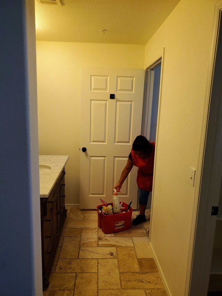 House cleaner from Quality House Cleaning Sugar Land cleaning a home in New Territory